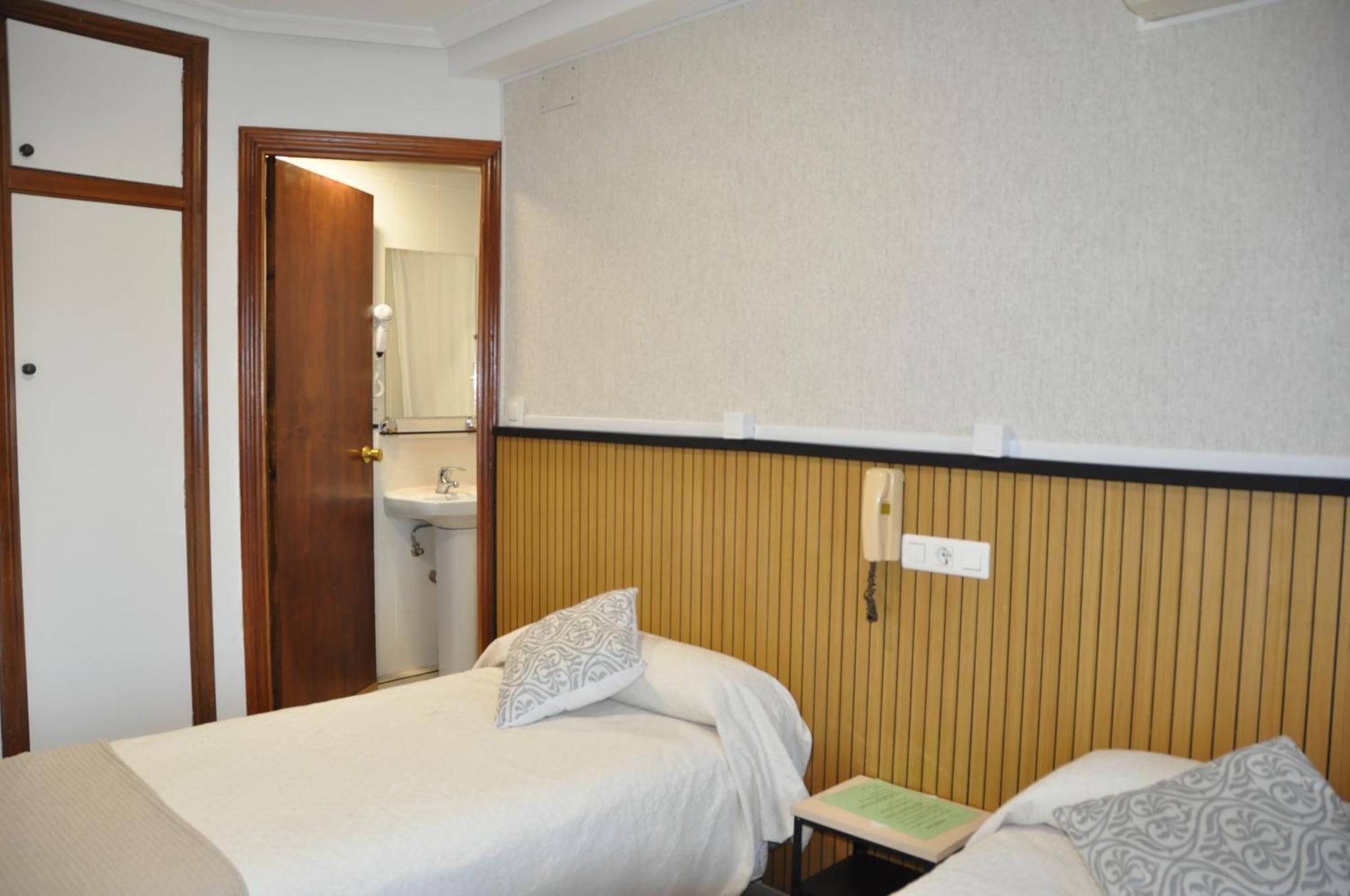 Hostal Ramon Y Cajal Valladolid Exteriör bild